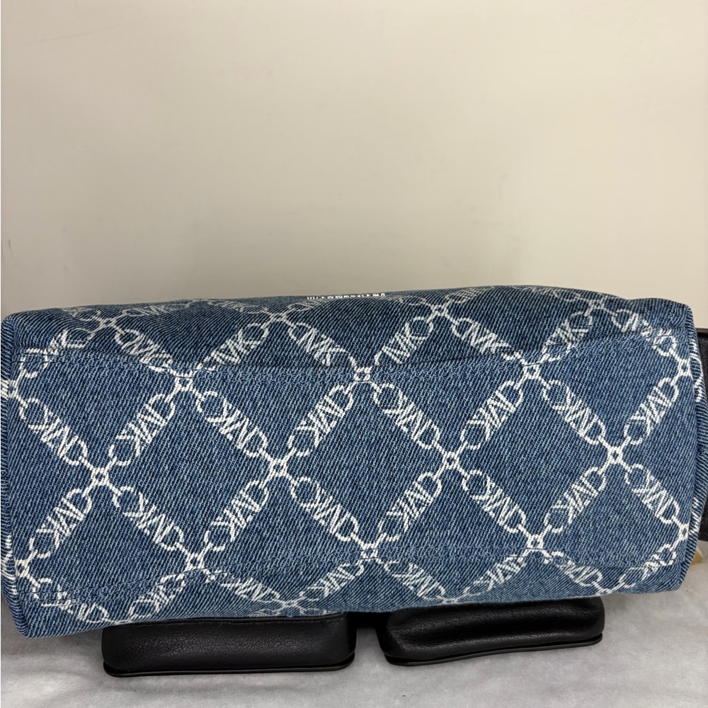 Michael Kors Dakota Medium Pocket Shoulder Bag - Picture 5 of 10